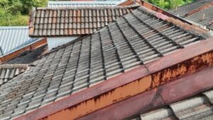 屋顶挡水帽和挡水版生锈破洞 